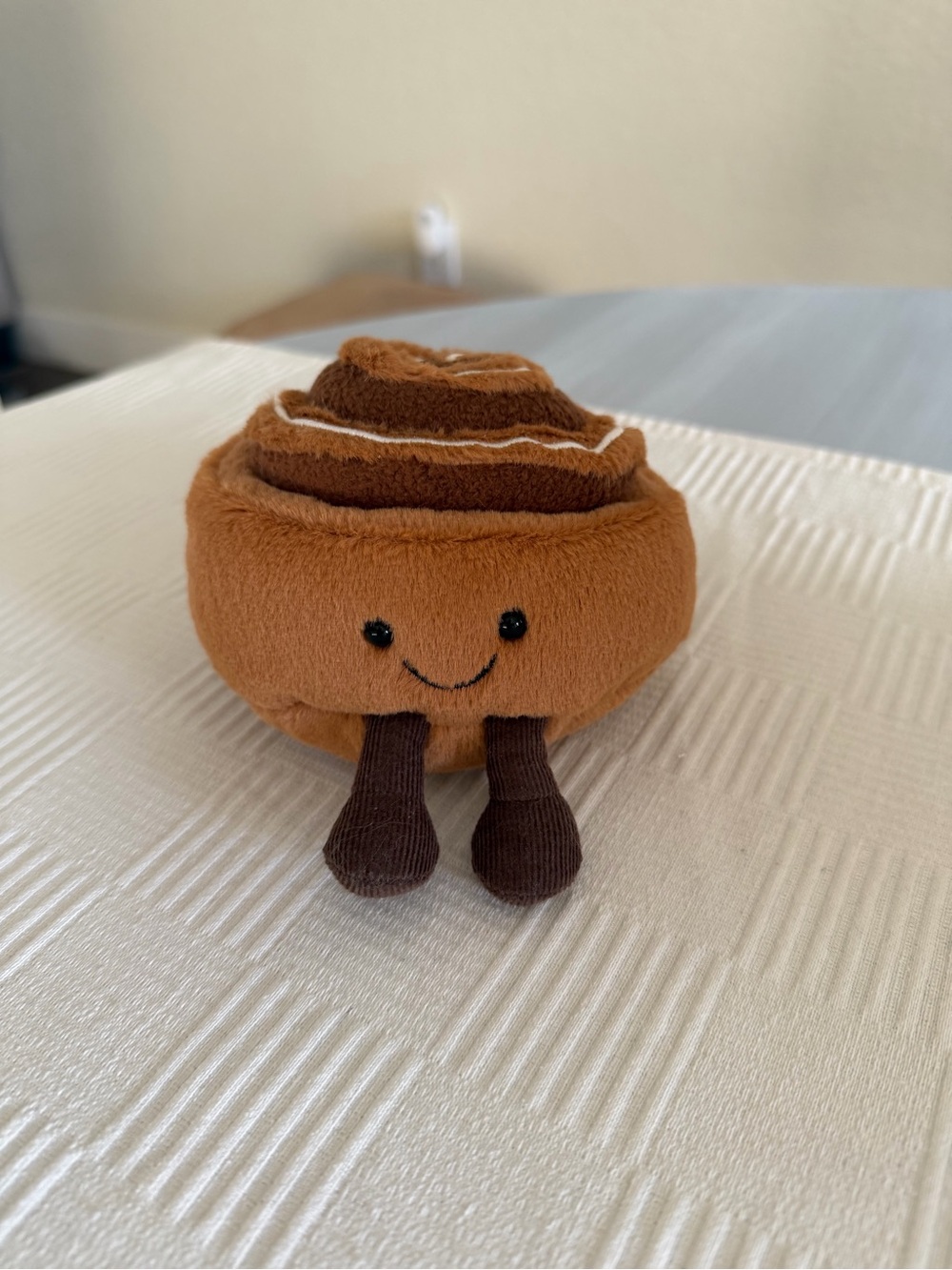 AUTHENTIC JELLYCAT CINNAMON BUN - Picture 4 of 6
